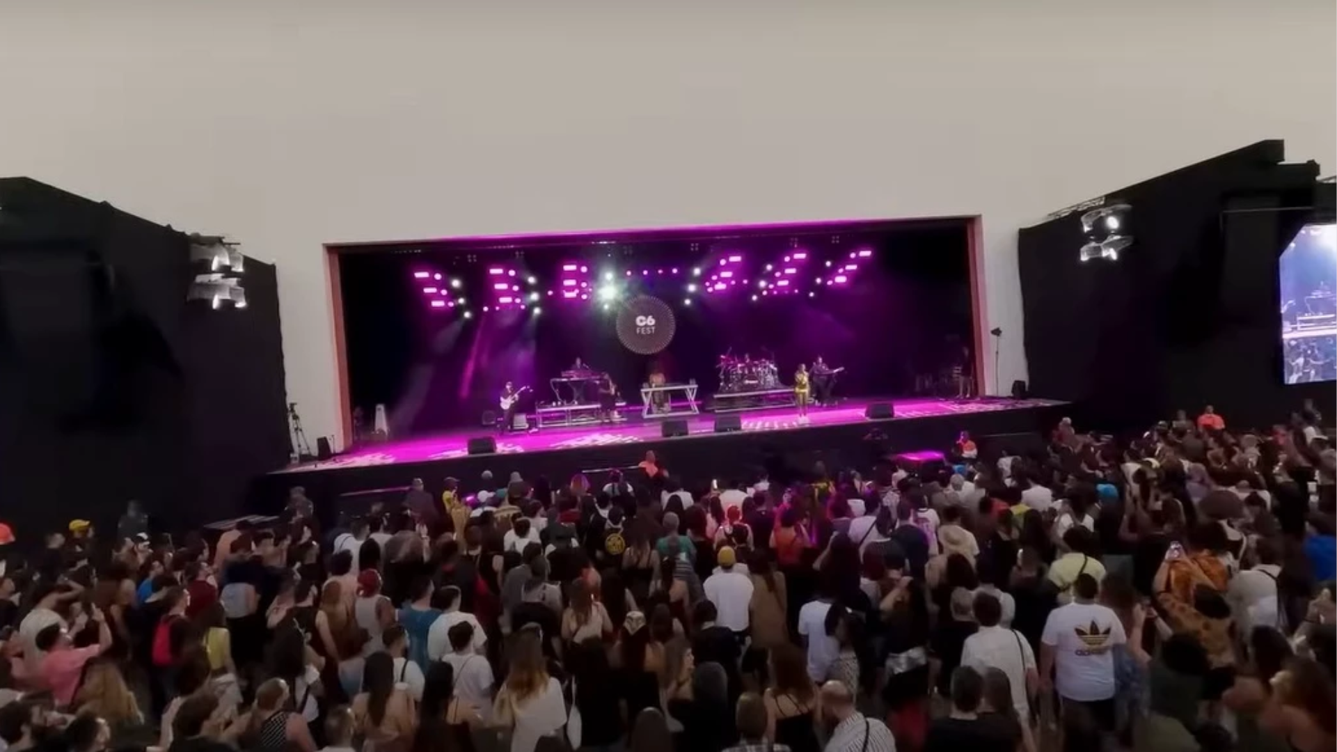 Público acompanhando show no palco do C6 Fest no Parque Ibirapuera em São Paulo