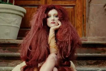 Chappell Roan durante passagem pelo Brasil em meio a polêmica envolvendo Jorginho e segurança em hotel