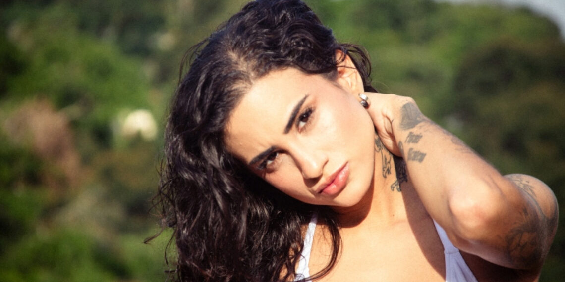 DAY LIMNS em foto promocional para o single Marquinha, destacando nova fase sensual e solar da cantora