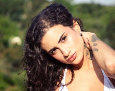 DAY LIMNS em foto promocional para o single Marquinha, destacando nova fase sensual e solar da cantora