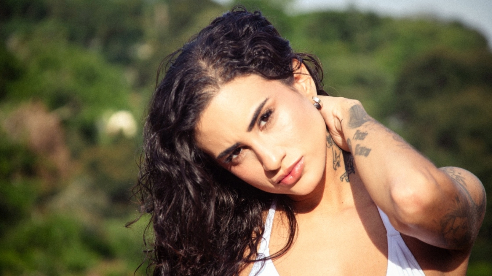 DAY LIMNS em foto promocional para o single Marquinha, destacando nova fase sensual e solar da cantora