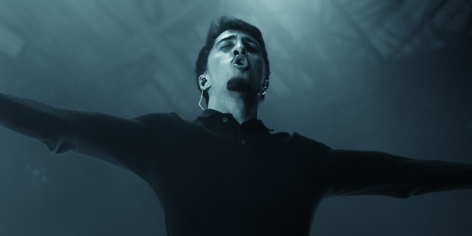 LVCAS canta com braços abertos sob luz dramática durante show no Circo Voador