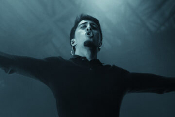 LVCAS canta com braços abertos sob luz dramática durante show no Circo Voador