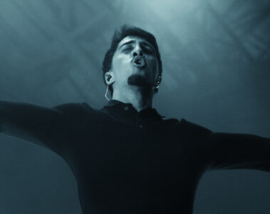 LVCAS canta com braços abertos sob luz dramática durante show no Circo Voador