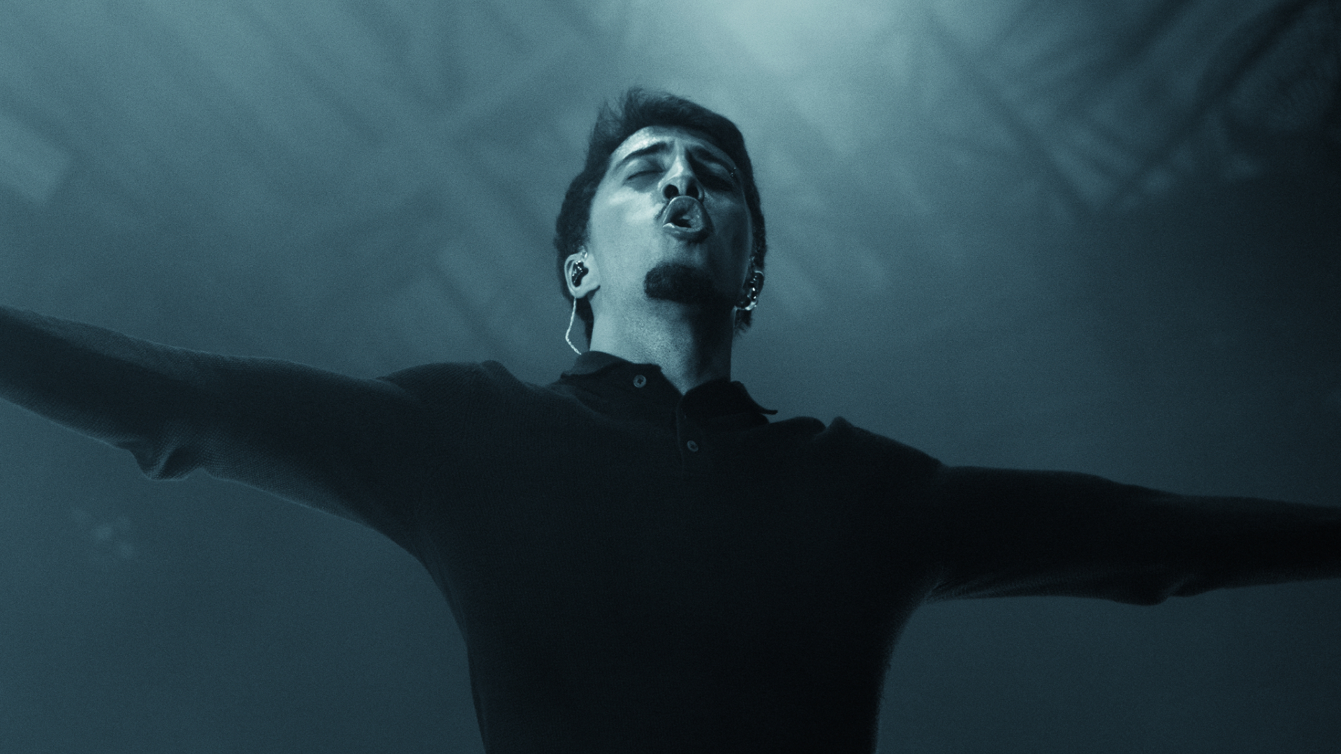 LVCAS canta com braços abertos sob luz dramática durante show no Circo Voador