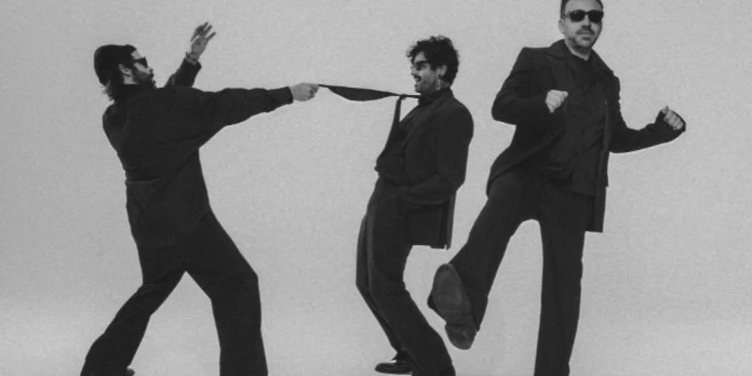 banda Fresno em ensaio fotográfico com ternos pretos e fundo neutro