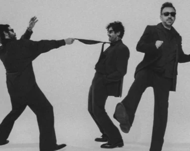 banda Fresno em ensaio fotográfico com ternos pretos e fundo neutro