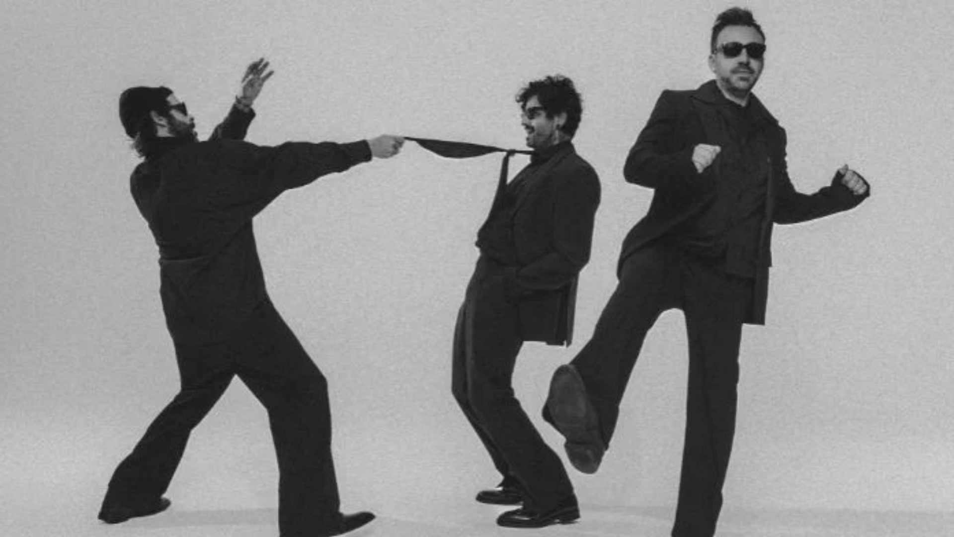 banda Fresno em ensaio fotográfico com ternos pretos e fundo neutro