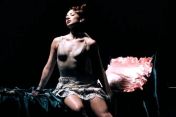 Giana Mello em cena do clipe do álbum Vícios do Interior