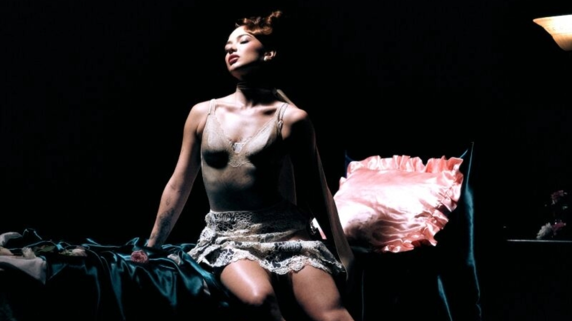 Giana Mello em cena do clipe do álbum Vícios do Interior