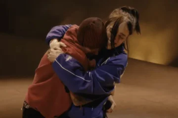 Justin Bieber e Billie Eilish se abraçam durante apresentação no Coachella