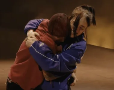 Justin Bieber e Billie Eilish se abraçam durante apresentação no Coachella