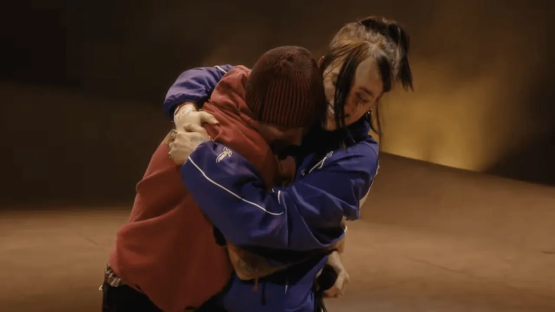 Justin Bieber e Billie Eilish se abraçam durante apresentação no Coachella