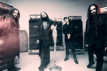 banda Korn em ensaio com amplificadores ao fundo durante divulgação do single Reward the Scars