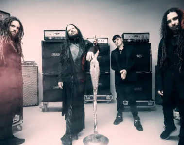 banda Korn em ensaio com amplificadores ao fundo durante divulgação do single Reward the Scars
