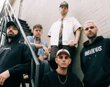 Banda francesa LANDMVRKS posando em escada externa antes de show; grupo de metalcore anuncia estreia no Brasil em 2026