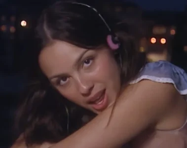 Olivia Rodrigo em cena do videoclipe de “drop dead”