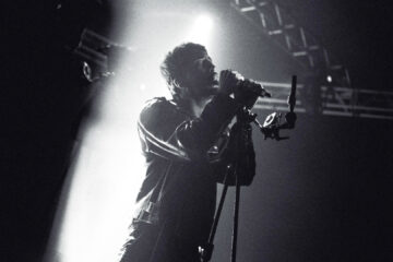 Lvcas se apresenta ao vivo em Curitiba durante show da turnê AMND com iluminação intensa no palco