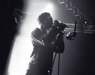 Lvcas se apresenta ao vivo em Curitiba durante show da turnê AMND com iluminação intensa no palco