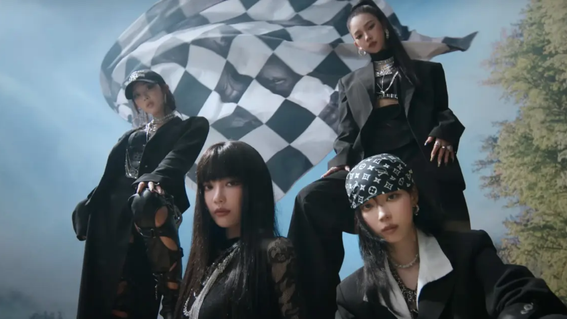 Integrantes do aespa em cena do clipe Rich Man com figurino preto e bandeira ao fundo