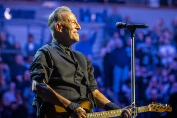 Bruce Springsteen se apresenta ao vivo durante a abertura da turnê 2026 em Minneapolis, foto de Rob DeMartin