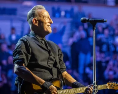 Bruce Springsteen se apresenta ao vivo durante a abertura da turnê 2026 em Minneapolis, foto de Rob DeMartin