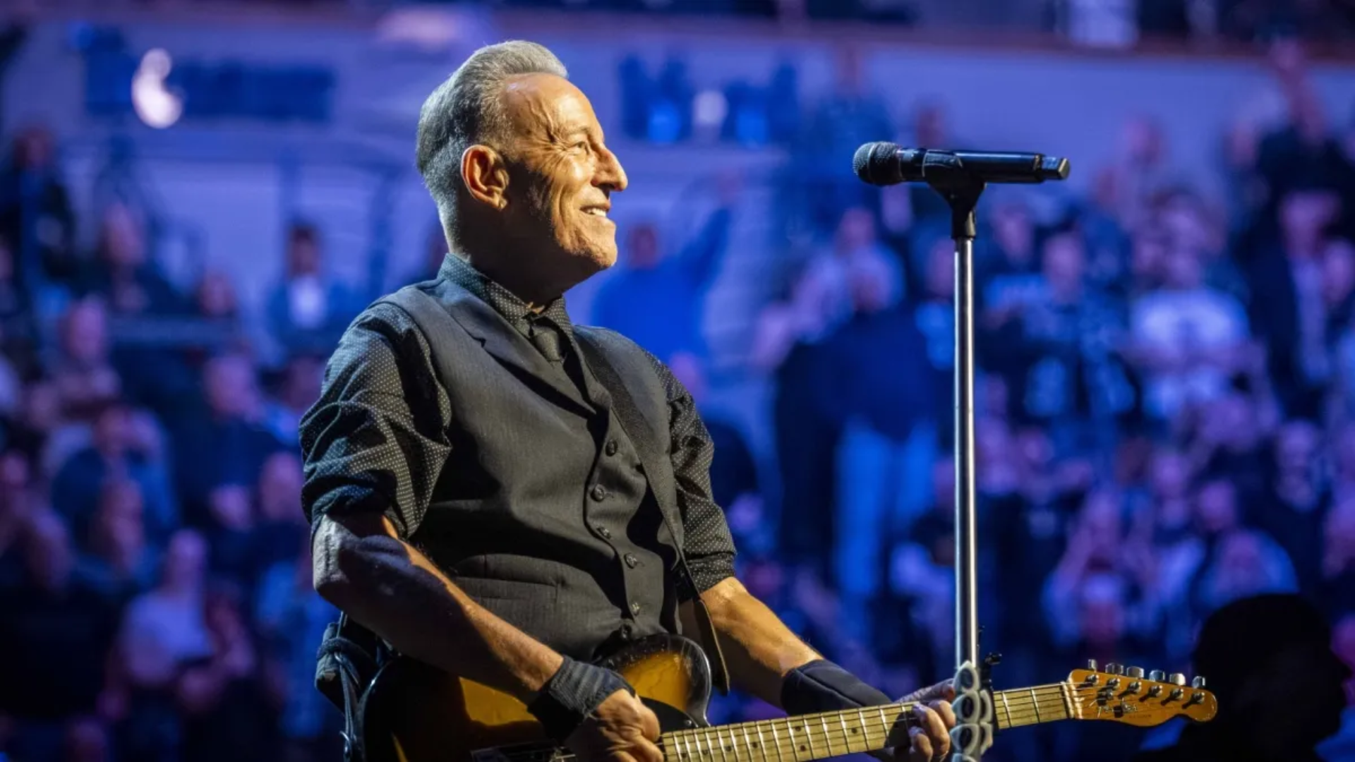 Bruce Springsteen se apresenta ao vivo durante a abertura da turnê 2026 em Minneapolis, foto de Rob DeMartin