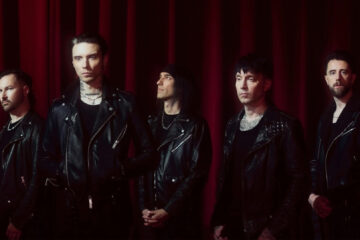 Black Veil Brides posando em frente a cortinas vermelhas durante divulgação do álbum Vindicate