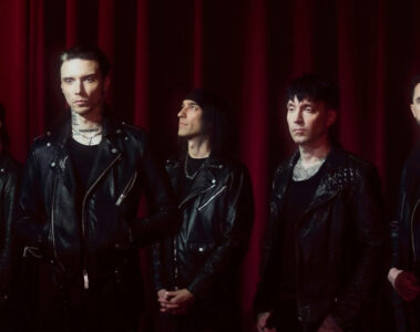 Black Veil Brides posando em frente a cortinas vermelhas durante divulgação do álbum Vindicate