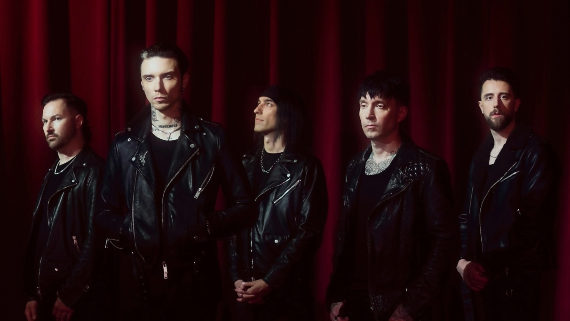 Black Veil Brides posando em frente a cortinas vermelhas durante divulgação do álbum Vindicate