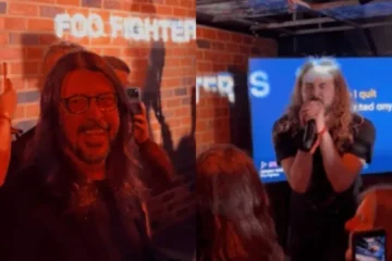 Dave Grohl cantando com fã durante karaokê de “Monkey Wrench” em evento dos Foo Fighters