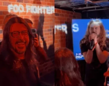 Dave Grohl cantando com fã durante karaokê de “Monkey Wrench” em evento dos Foo Fighters