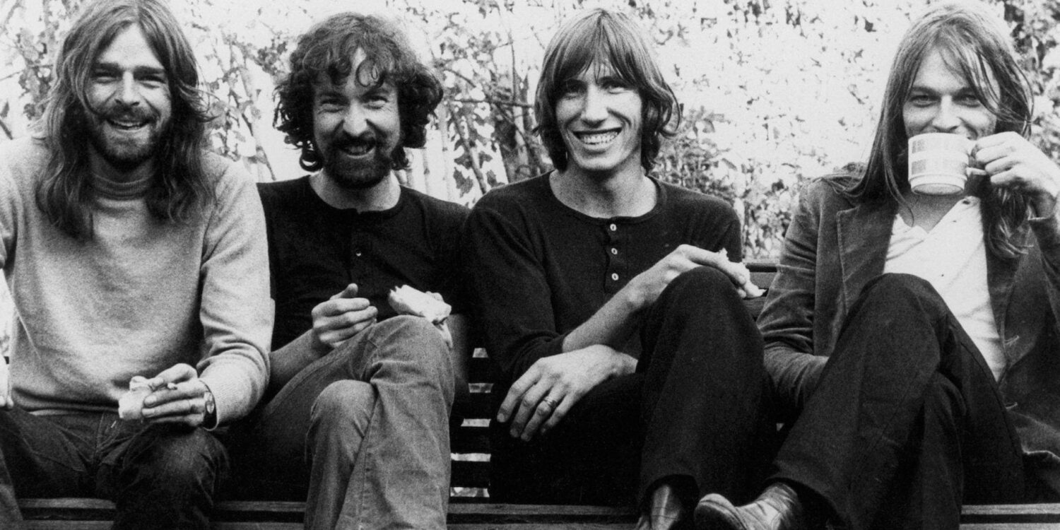 Integrantes do Pink Floyd sentados juntos em foto clássica em preto e branco, durante o auge da banda de rock progressivo
