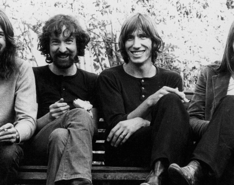 Integrantes do Pink Floyd sentados juntos em foto clássica em preto e branco, durante o auge da banda de rock progressivo
