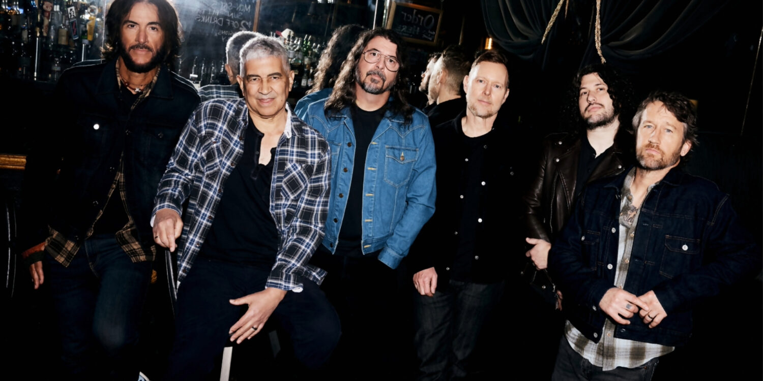 Foo Fighters reunidos em foto promocional de divulgação do novo álbum Your Favorite Toy