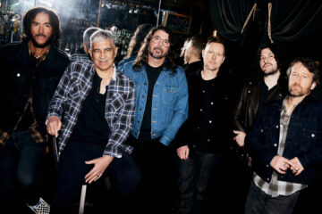 Foo Fighters reunidos em foto promocional de divulgação do novo álbum Your Favorite Toy