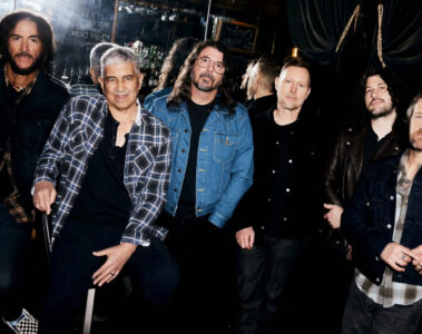 Foo Fighters reunidos em foto promocional de divulgação do novo álbum Your Favorite Toy