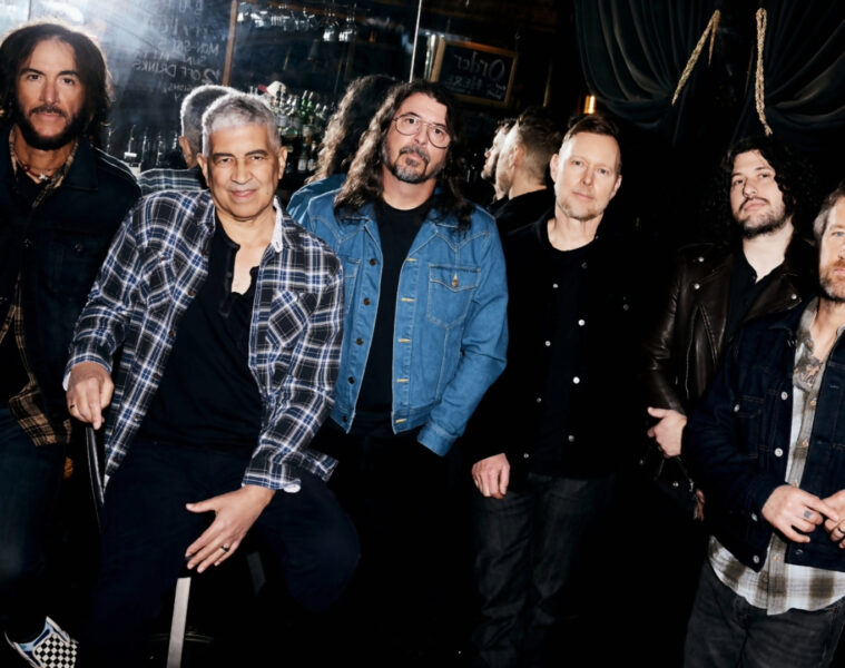 Foo Fighters reunidos em foto promocional de divulgação do novo álbum Your Favorite Toy