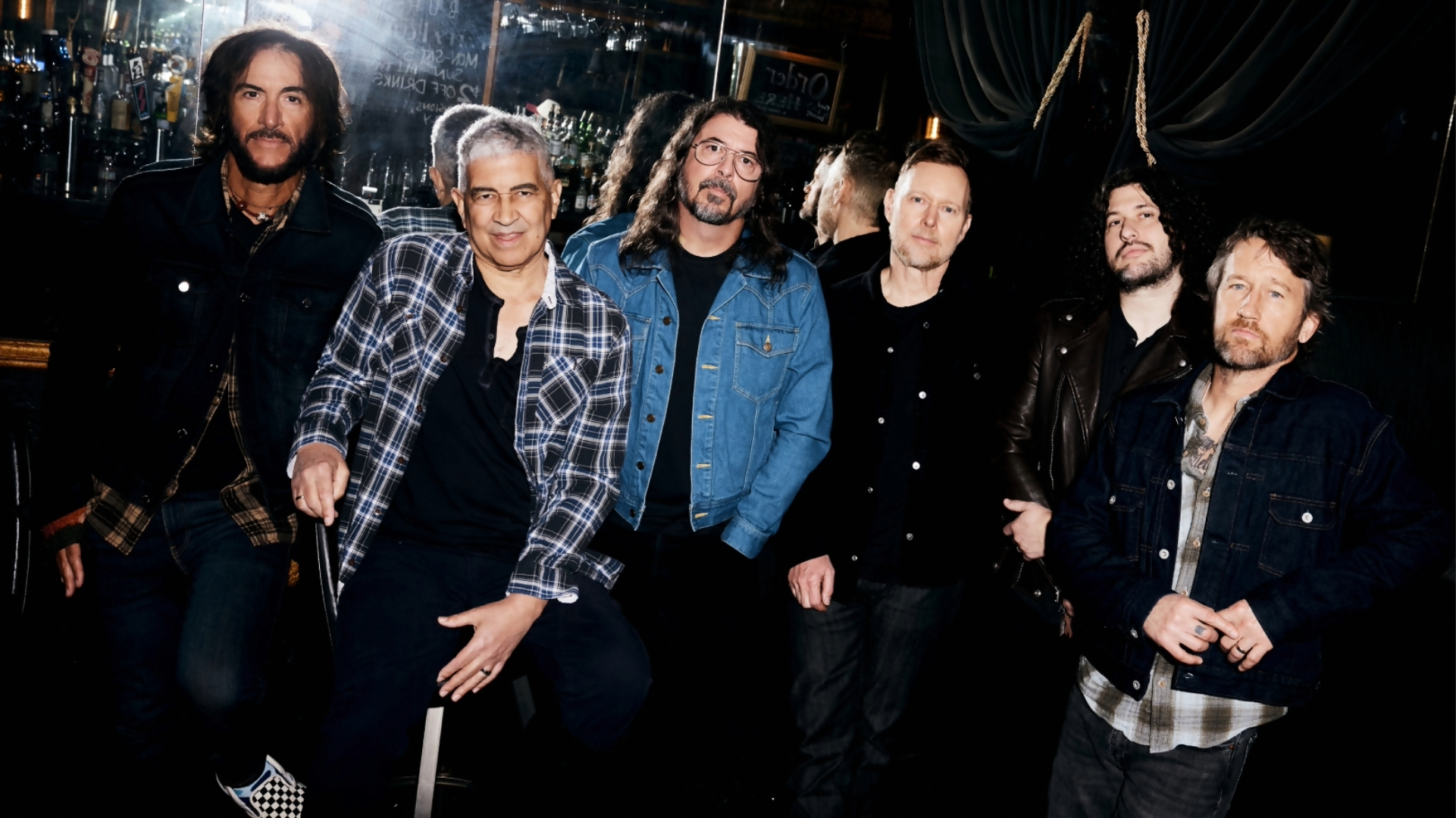 Foo Fighters reunidos em foto promocional de divulgação do novo álbum Your Favorite Toy