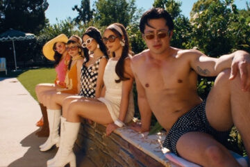 Cena do clipe “Madwoman” de Laufey com elenco feminino em estética retrô ao ar livre