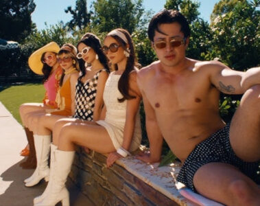 Cena do clipe “Madwoman” de Laufey com elenco feminino em estética retrô ao ar livre