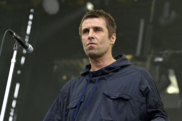 Liam Gallagher durante apresentação ao vivo, possível presença no Rock and Roll Hall of Fame