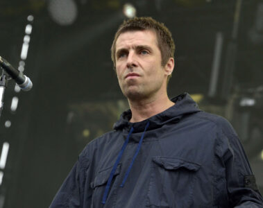 Liam Gallagher durante apresentação ao vivo, possível presença no Rock and Roll Hall of Fame