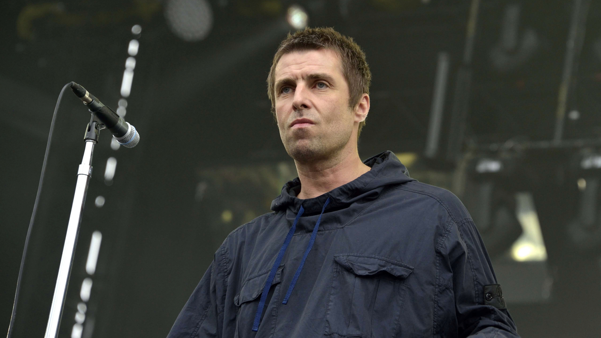 Liam Gallagher durante apresentação ao vivo, possível presença no Rock and Roll Hall of Fame