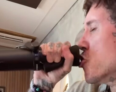 Oli Sykes gravando vocais em estúdio para nova versão de Count Your Blessings