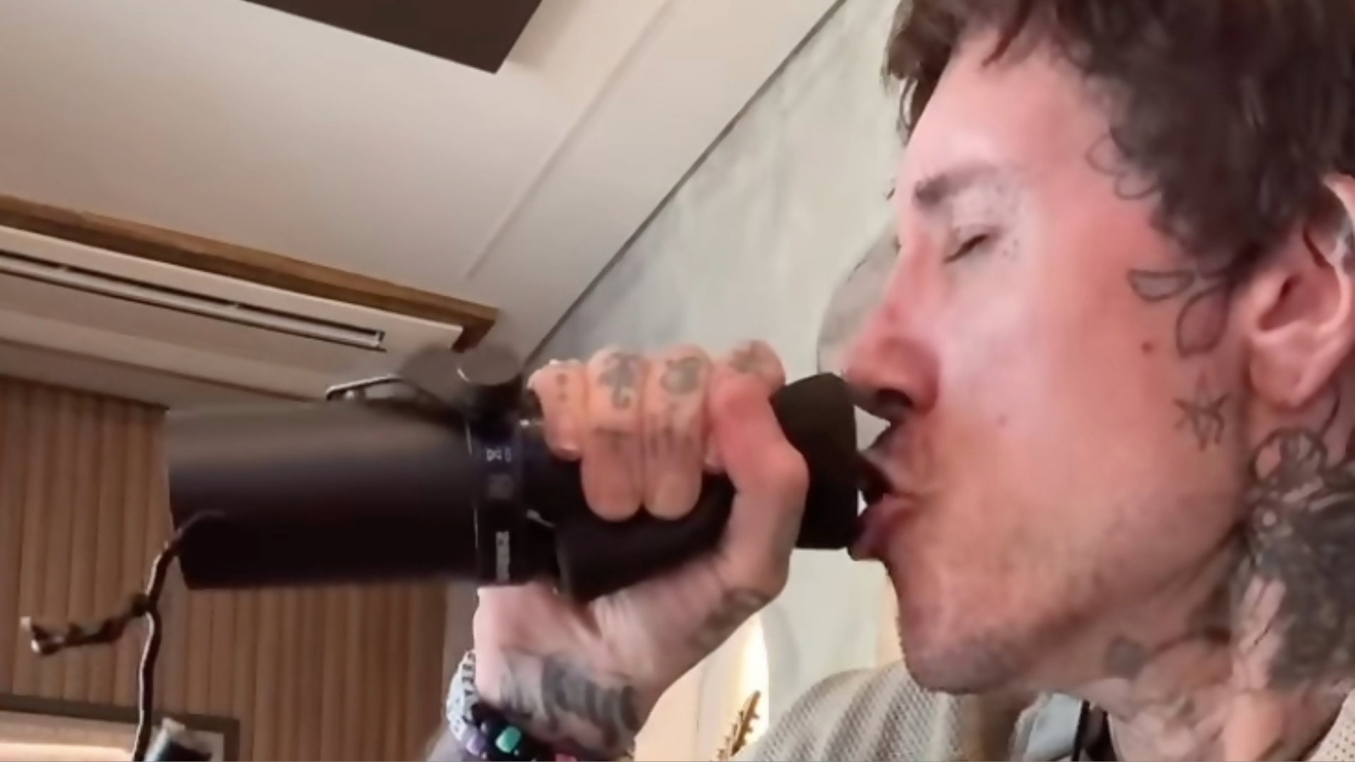 Oli Sykes gravando vocais em estúdio para nova versão de Count Your Blessings