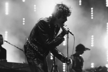 Sombr se apresenta no palco do Coachella com iluminação intensa