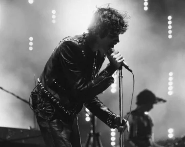 Sombr se apresenta no palco do Coachella com iluminação intensa