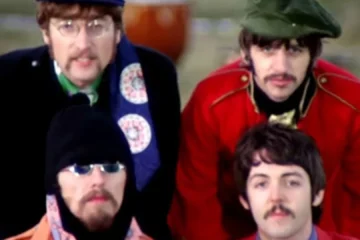 Integrantes dos Beatles no clipe de Strawberry Fields Forever
