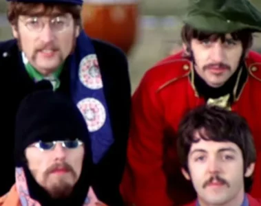 Integrantes dos Beatles no clipe de Strawberry Fields Forever